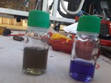 20190920 173235  Test acidità olio compressori, a destra provetta nuova , a sinistra quella che rileva l'acidità dell'olio